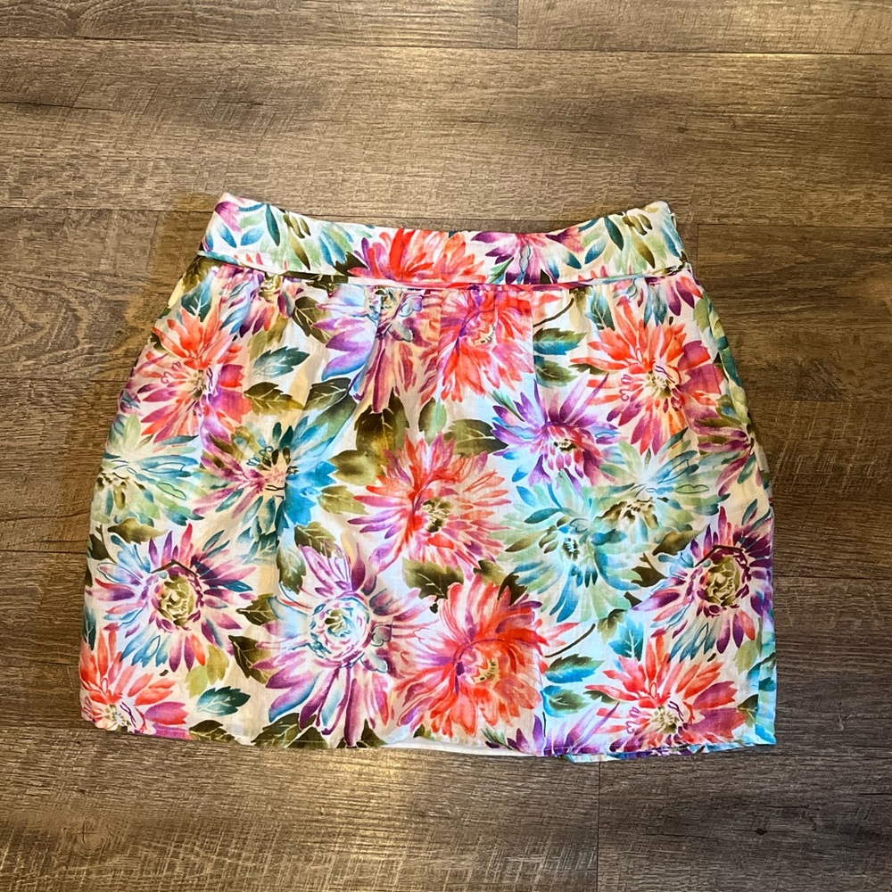 LOFT floral skirt with side zipper and full white lining.